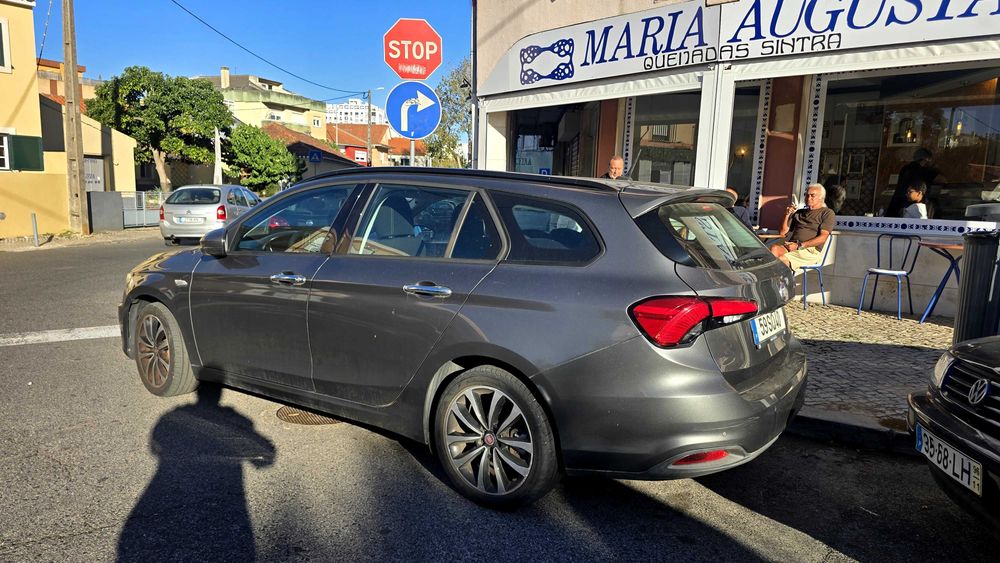 Carro novo e familiar