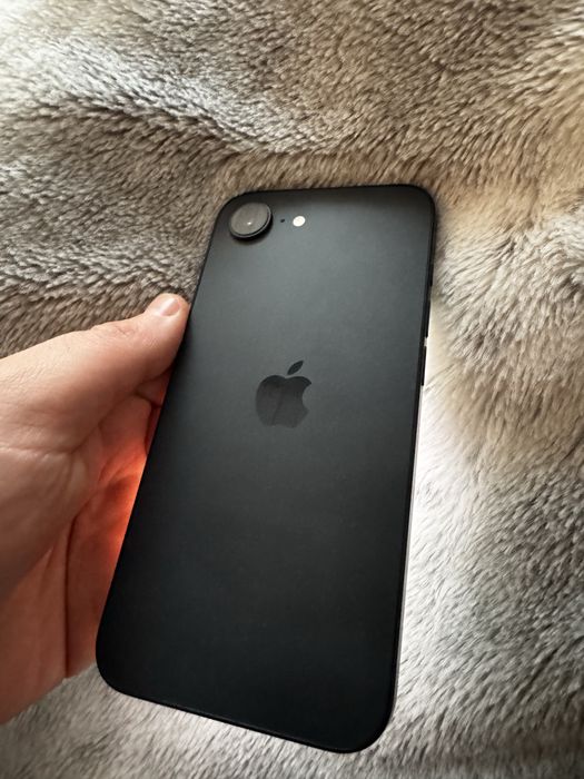 Apple iPhone 16e 128GB чорний, батарея 100%, вживаний