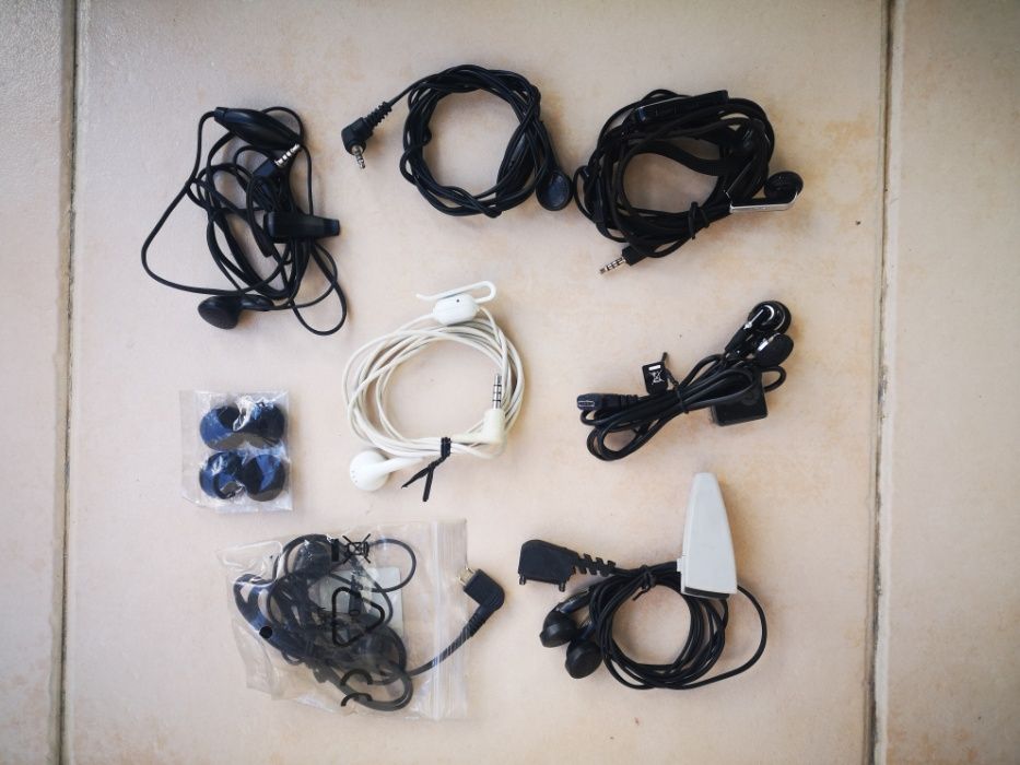 Auriculares novos e usados para telemóveis (vendo junto ou separado)