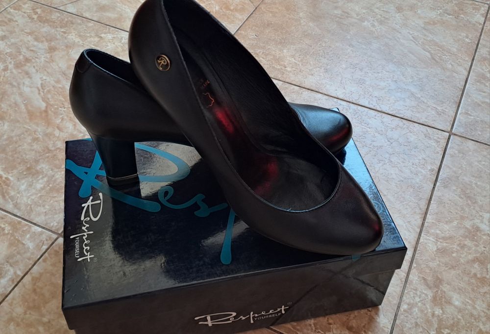 Продам шкіряні туфлі Respect 40 розмір