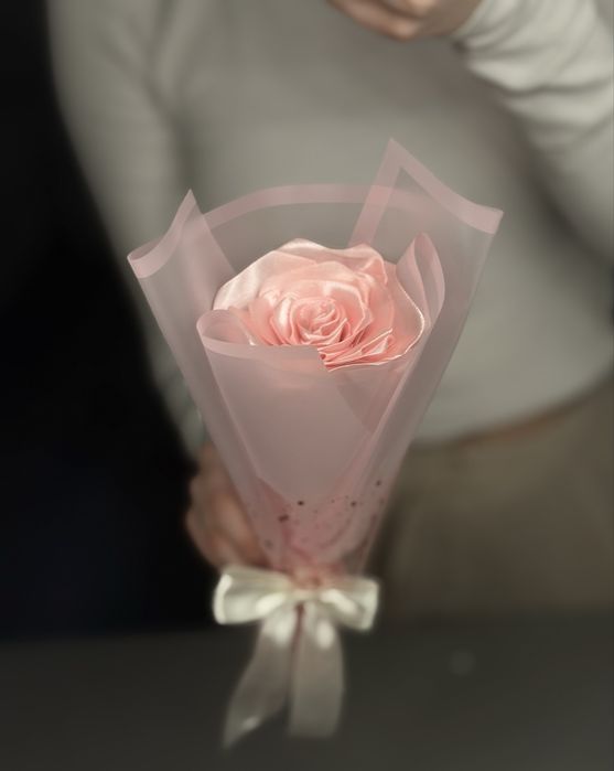 Wieczne róże wykonane ze wstążki satynowej