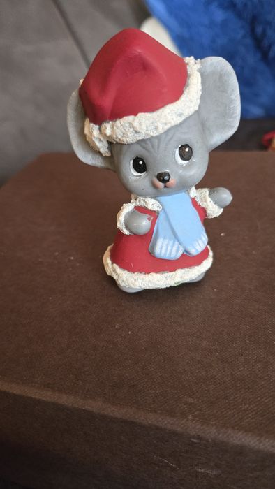 Myszka w stroju Mikołaja.