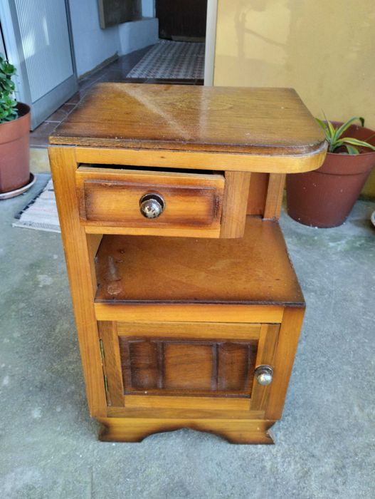 Mesa de cabeceira antiga