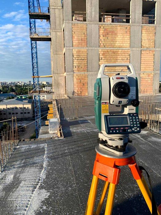 Геодезичні роботи. Винесення межі ділянки. Топозйомка. Геодезист.