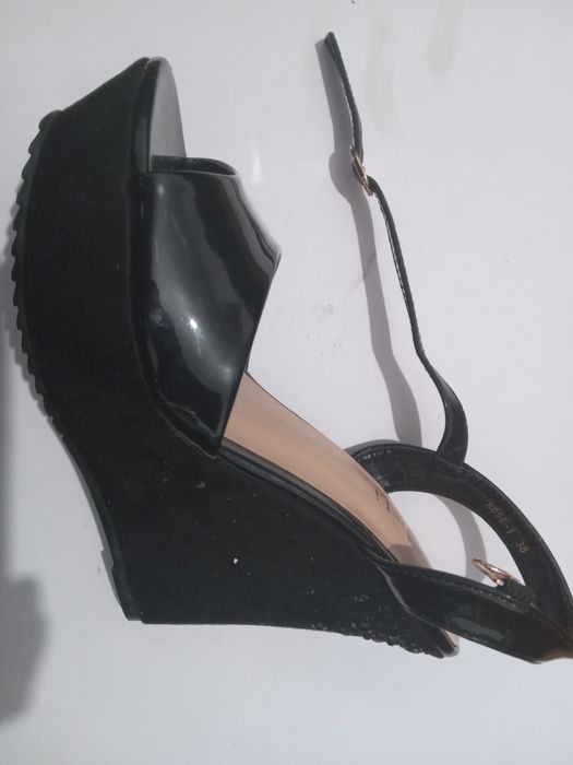 Босоніжки  нові .