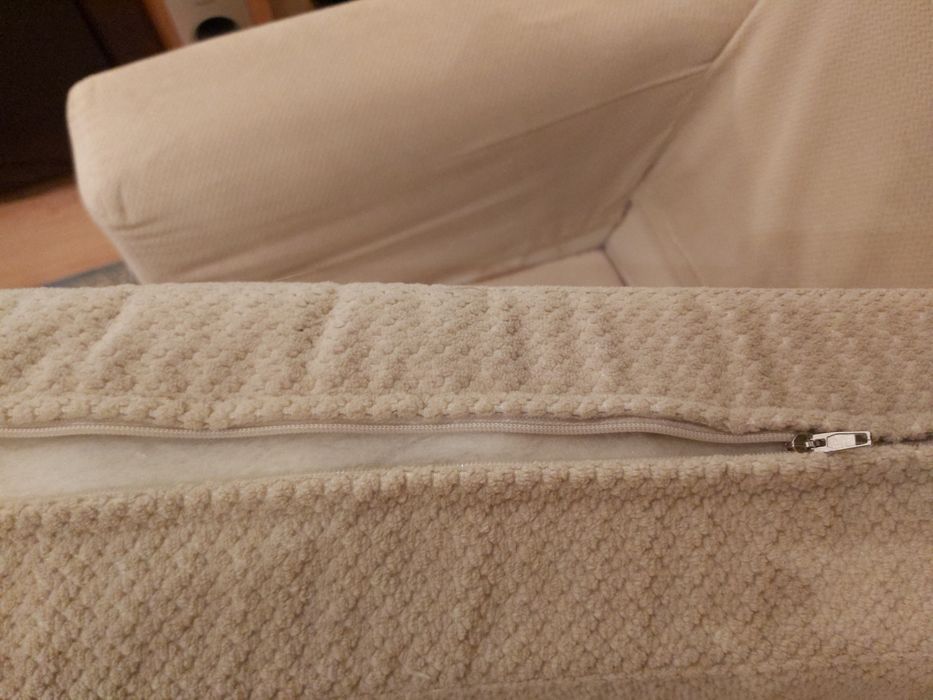 Sofá de 2 lugares com pés de madeira.