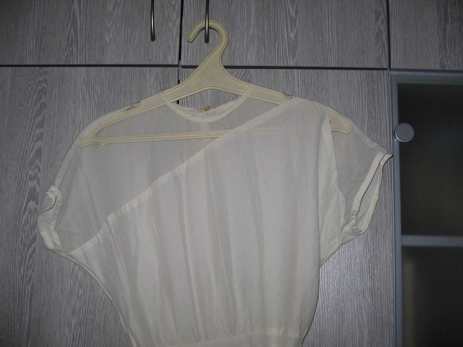 Белое платье с сеточкой на груди и широкой юбкой