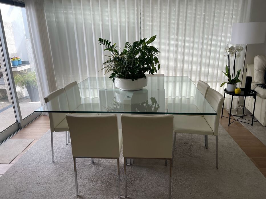 Mesa com tampo de vidro, pé madeira lacada branca e 8 cadeiras