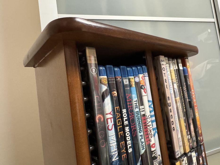 Estante em madeira para CDs/DVDs + DVDs incluídos