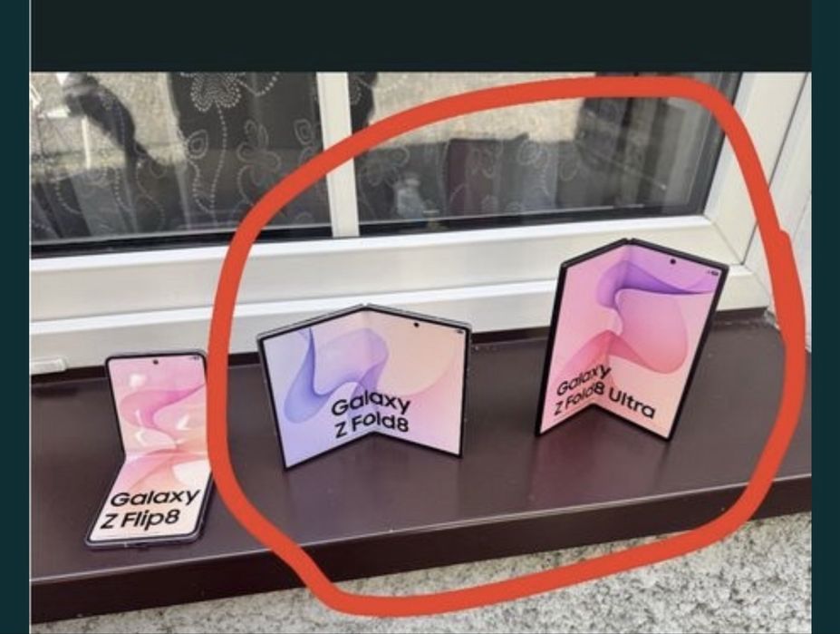 Dwie atrapy zaznaczone smartfon