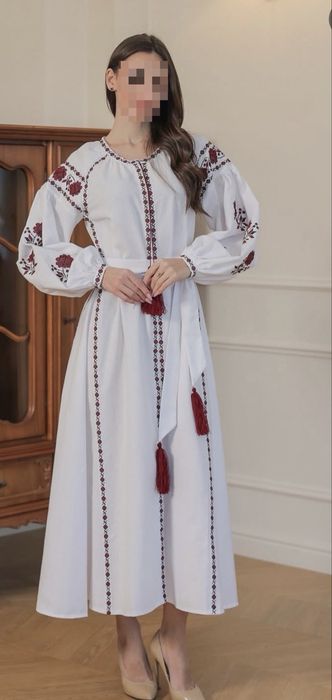 Вишита сукня міді з об'ємними рукавами . Стильна вишита сукня з поясом — ідеальна для особливих подій.
