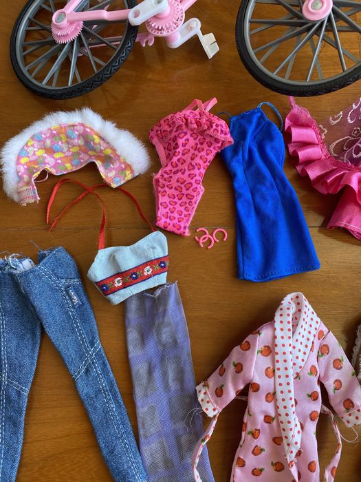 Acessórios barbie roupa, bicicleta, sapatos…