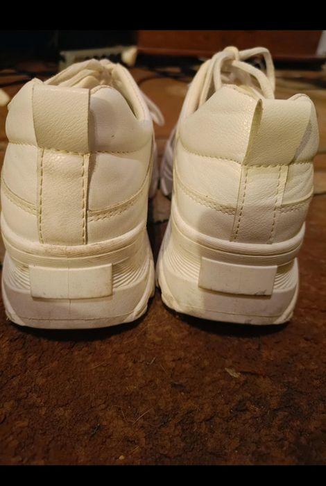 Białe ciężkie buty