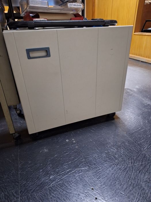 Móvel metálico  0,81 x 0,56 x0,57