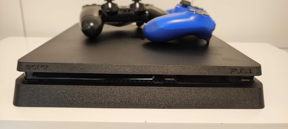 Play Station 4 Slim