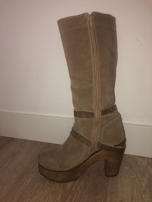 Botas castanhas de mulher