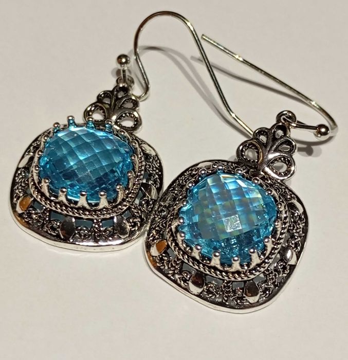 Ażurowe kolczyki z kamieniami turkusowymi