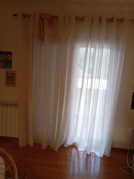 Duas cortinas branco perola usadas
