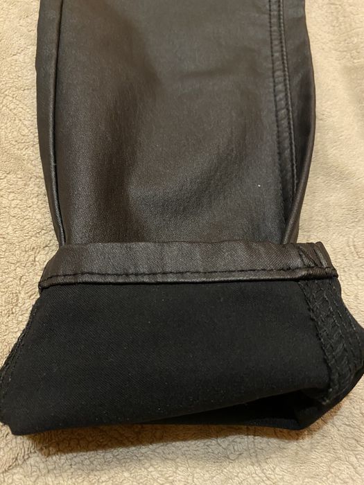 Штаны з ефектом натуральної шкіри.