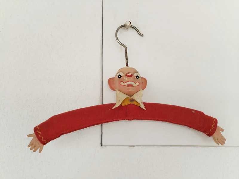 Conjunto de 7 cabides (6 vintage) para roupa de bebé e criança