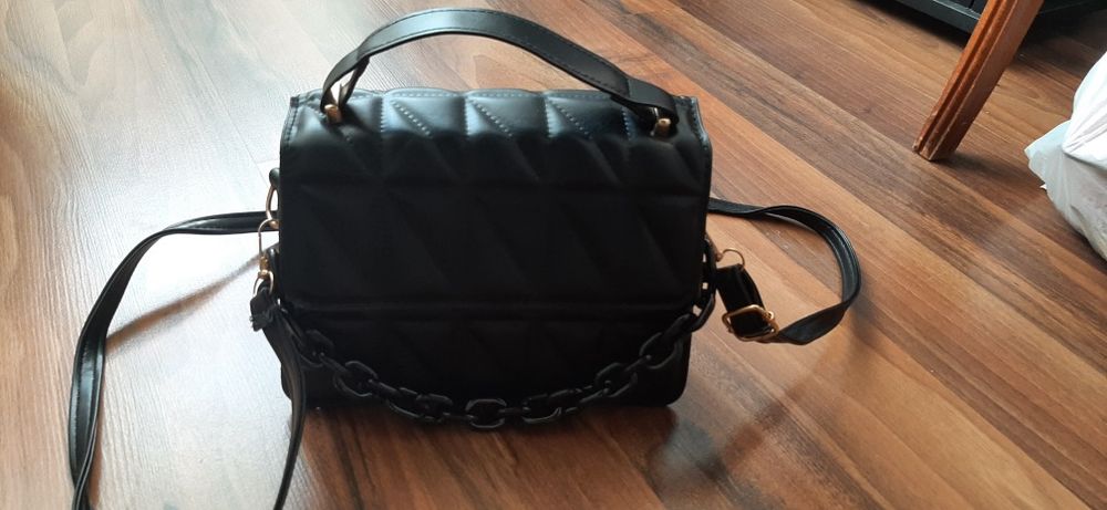 Маленька жіноча чорна сумочка