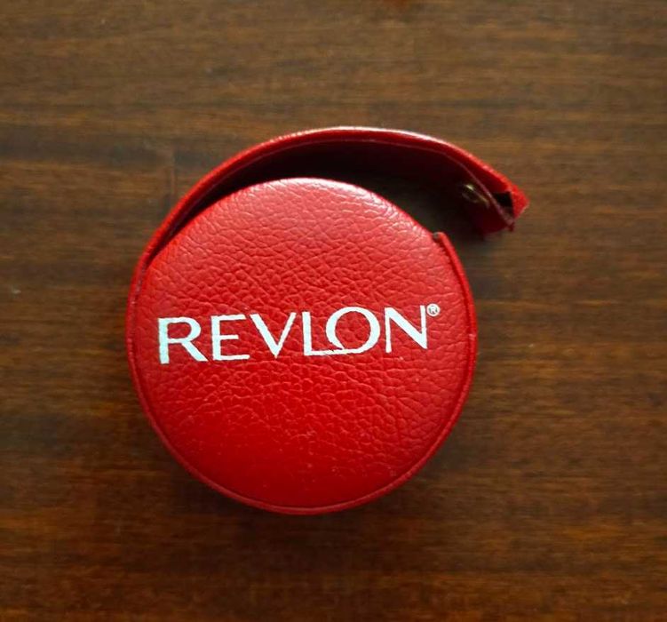 Футляр круглий, червоний на кнопці для навушників, фірма Revlon