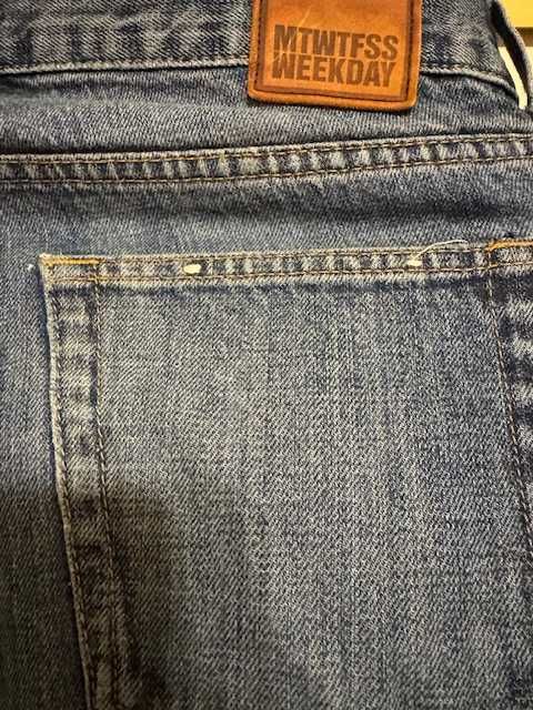 Jeansy męskie w28 L32 granatowe z przetarciami  bawełna Weekday