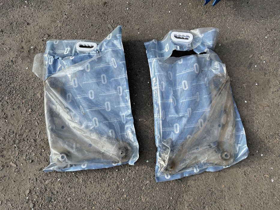 Продам 2 передніх ричаги в сборі на Nissan Leaf / Juke