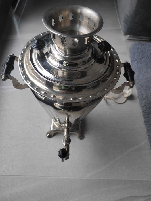 Kolekcjonerski samowar-zaparzacz herbaty.