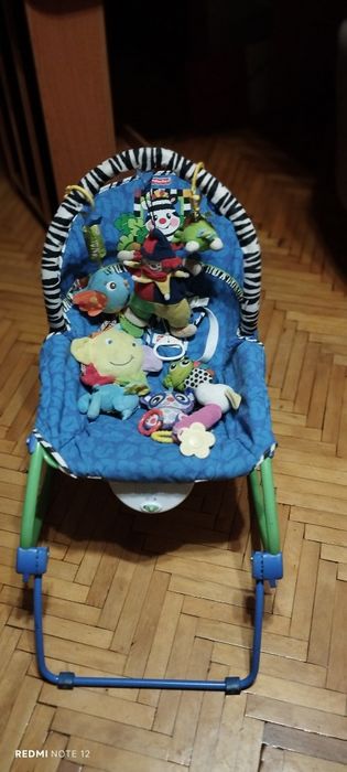 Детская кресло качалка+ игрушки
