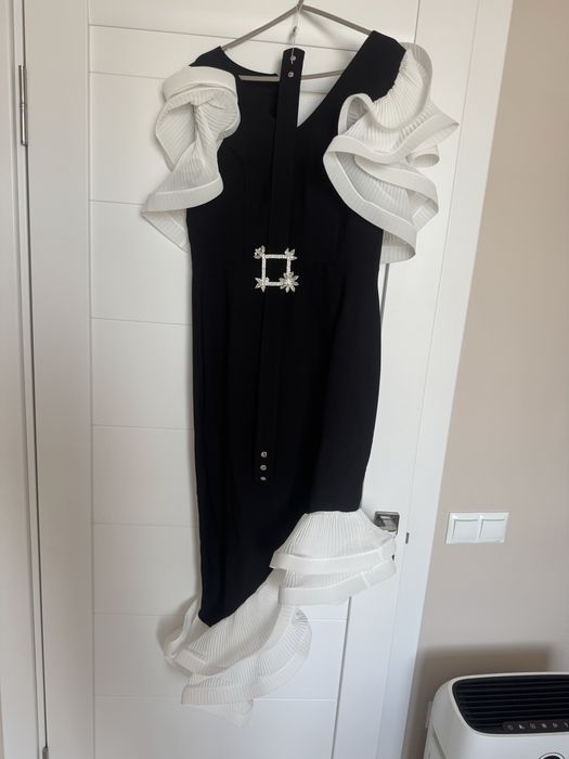 Стильна чорна сукня з білими воланами