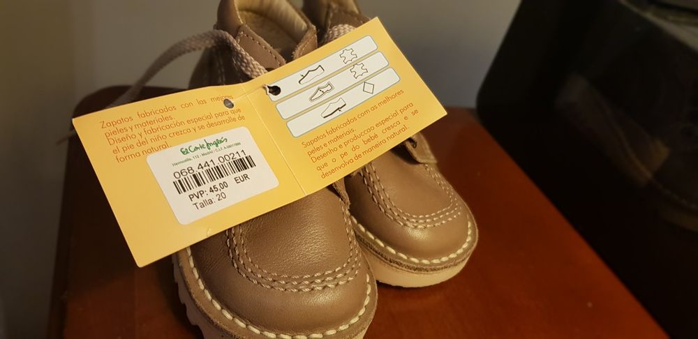 Botas novas de criança em pele