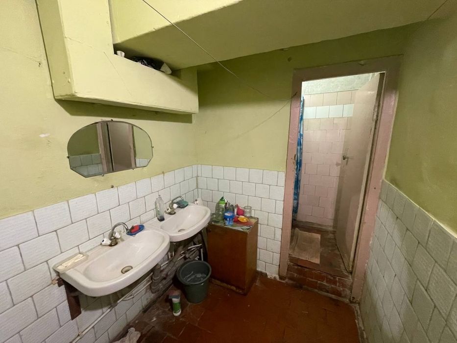 Кімната в гуртожитку по вулиці Нарбутівська