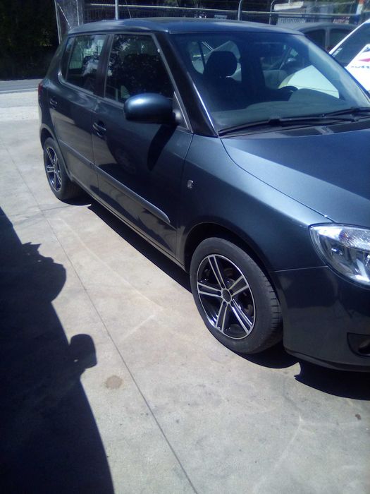 fabia em muito bom estado de pintura estovos peneus e mecanicamente venha comprovar.