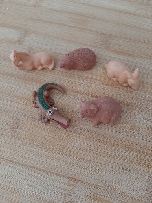 Animais em miniatura barro