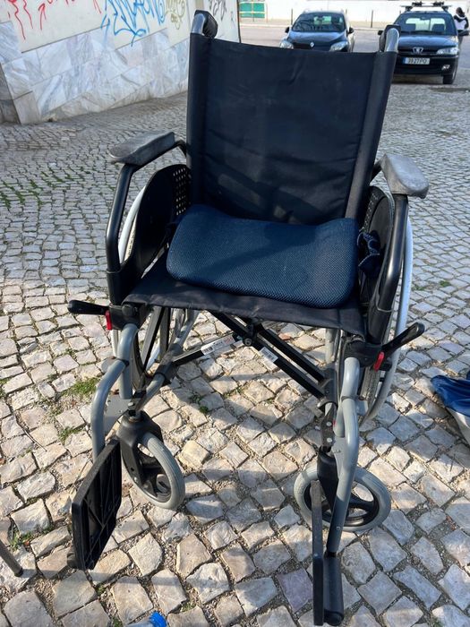 Cadeira de rodas com almofada ortopedica