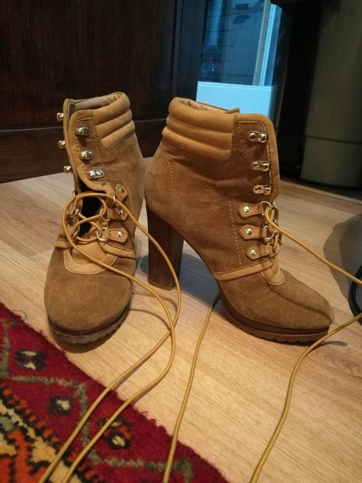 Botas pele camurça da uterque