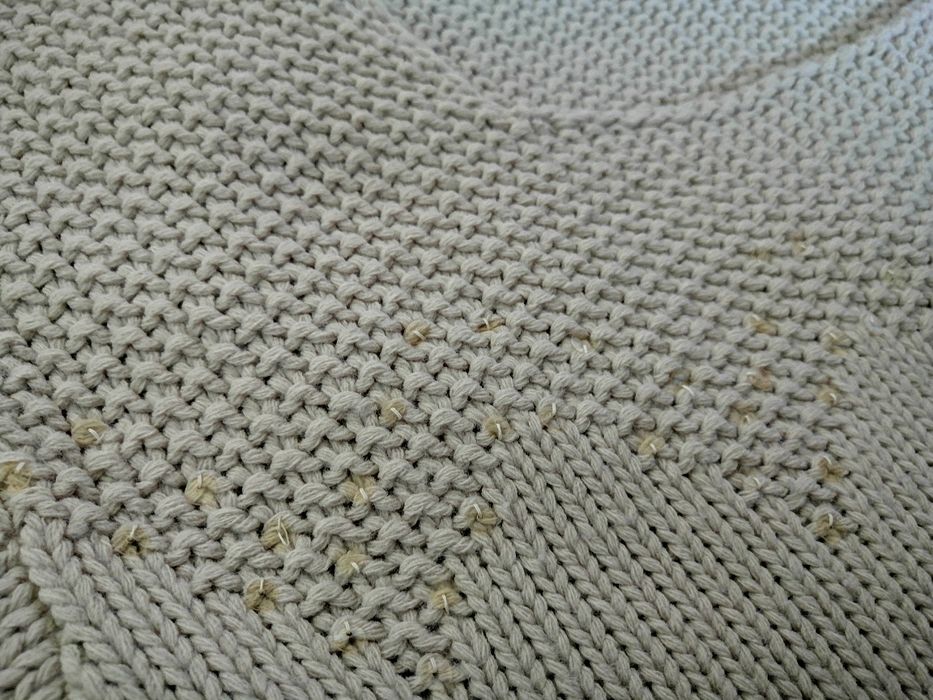 sweter Beżowy z delikatnymi cekinami przy dekolcie Rozm. m