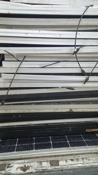 Panele fotowoltaiczne różne stany.