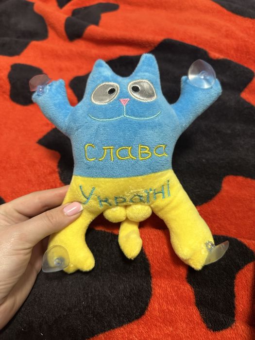 Патриотический котик в машину, украинский кот на присосках