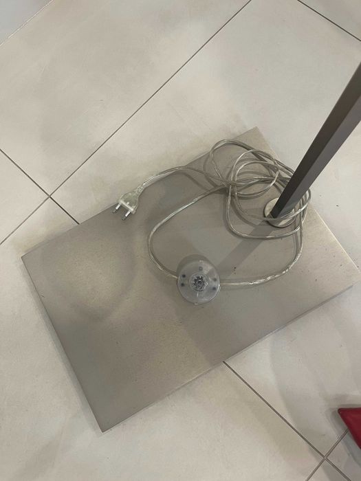 Candeeiro de Pé em alumínio com um design exclusivo