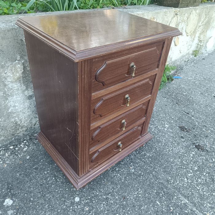 Mesa de cabeceira em madeira escura