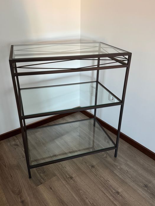 Estante em ferro e vidro