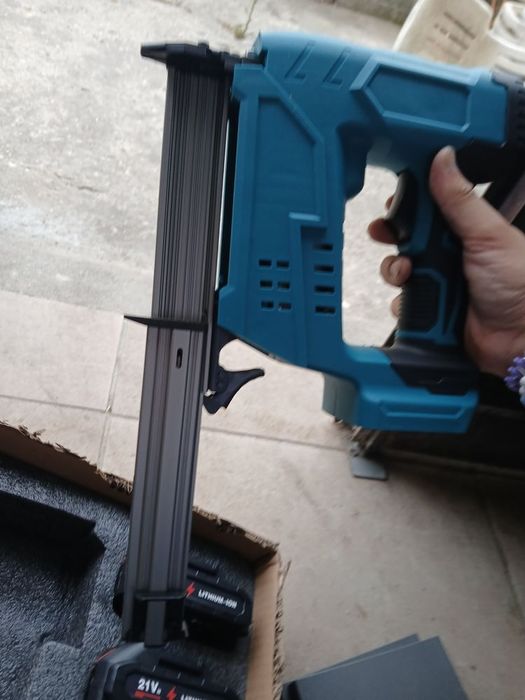 Pistola de pregos com 2 baterias