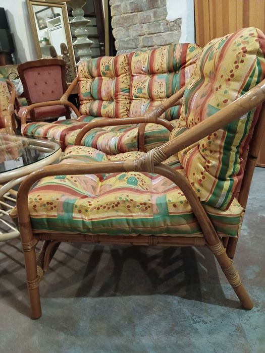 Sofa rattan z fotelami i ławą