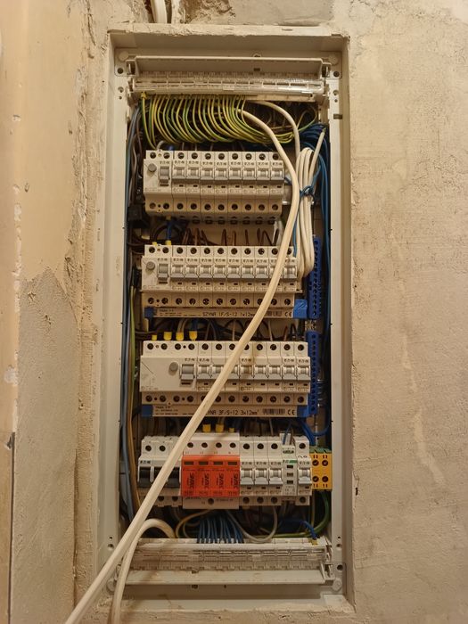 Usługi elektryczne, elektryk