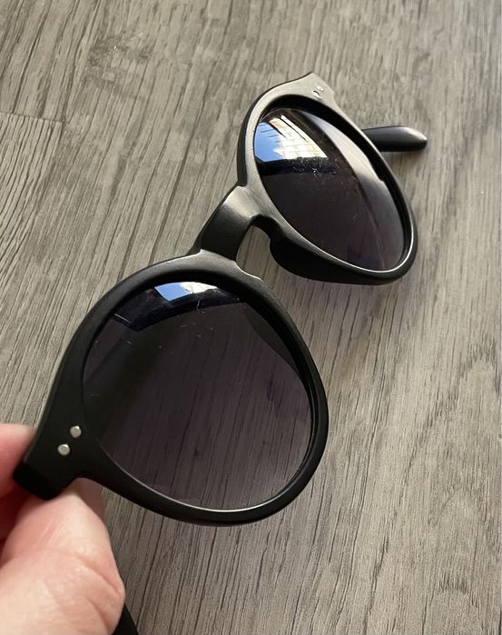 Óculos de sol pretos arredondados