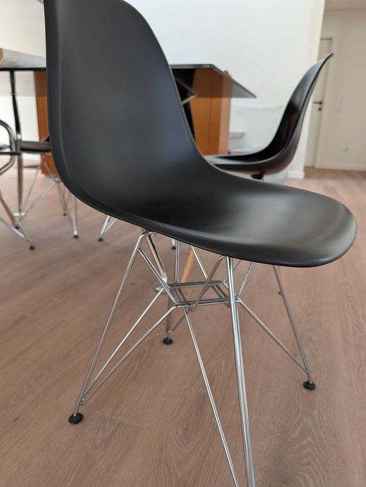 Mesa de jantar Calligaris elegante com tampo de vidro preto e seis cadeiras