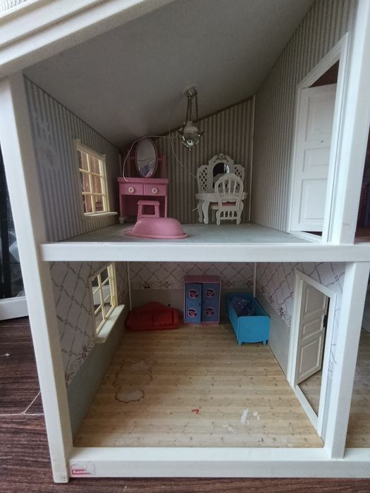 Domek dla lalek plus mebelki