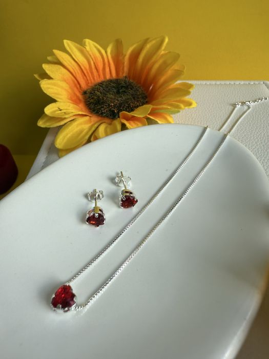 Conjunto mini coracao com pedras vermelhas folheado prata